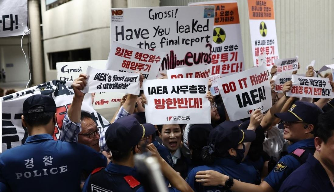 A group of protesters stage a protest rally at Gimpo International Airport in western Seoul on July 7, 2023 ahead of the arrival of International Atomic Energy Agency Director General Rafael Mariano Grossi to discuss the recently released IAEA report on Japan's plan to discharge treated radioactive water from a damaged nuclear power plant in Fukushima. (Yonhap)