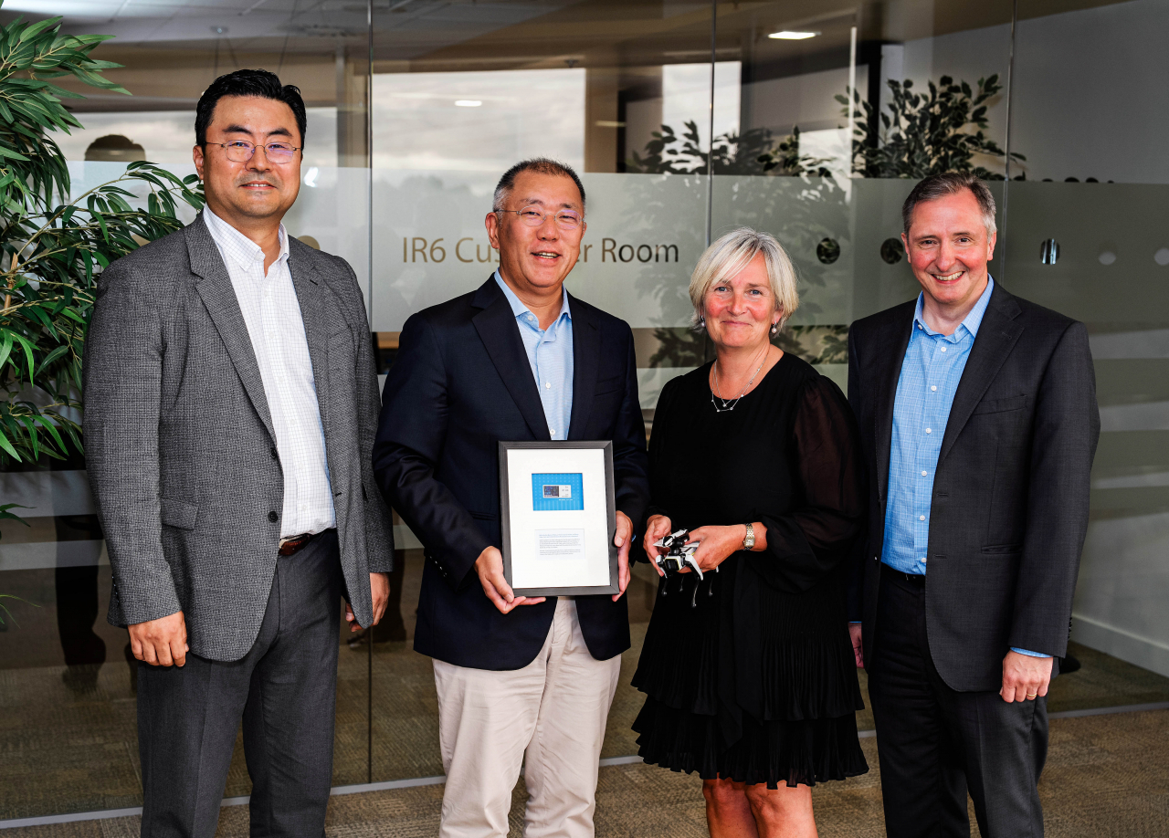Hyundai Motor Group Executive Chair Chung Euisun (second from left) and Ann-Marie Holmes (third from left), co-general manager of Intel worldwide semiconductor manufacturing, pose for a photograph at Intel Ireland Campus’ Fab 24 manufacturing plant in Leixlip on Friday. (Hyundai Motor Group)