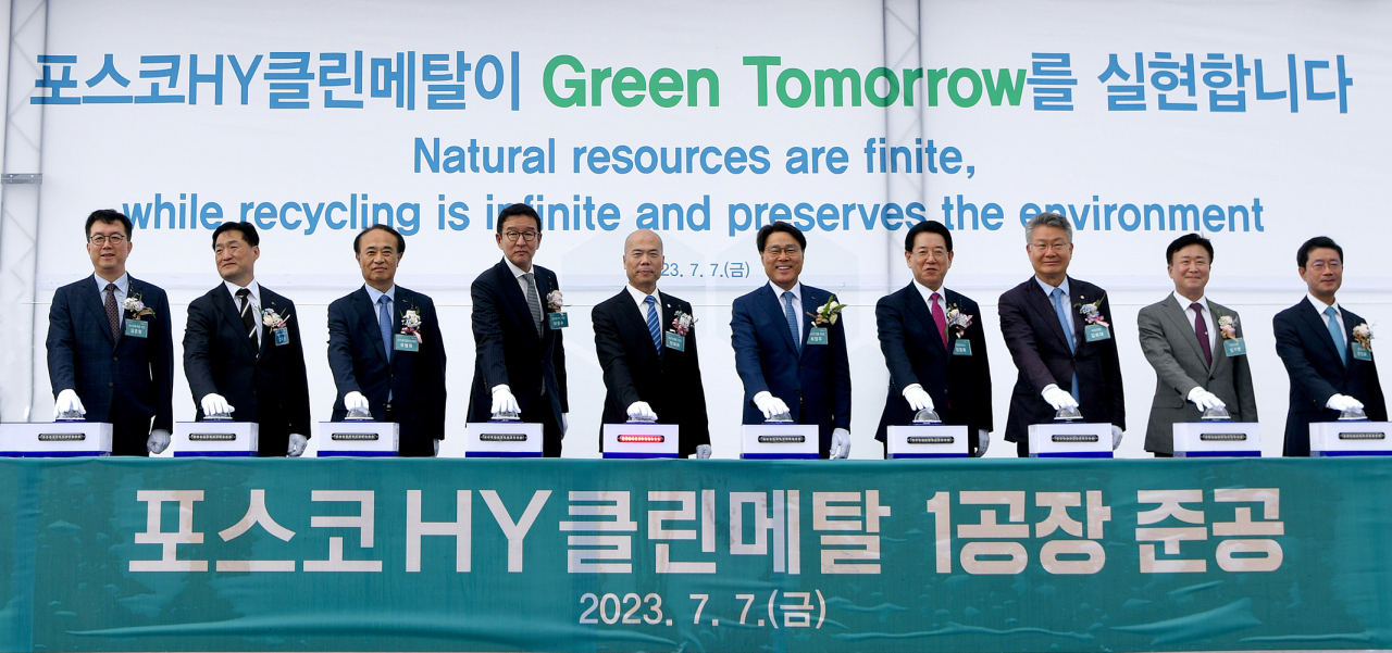 GS Energy CEO Huh Yong-soo (fourth from left), Huayou Cobalt Co. Chairman Chen Xuehua (fifth from left), Posco Group Chairman Choi Jeong-woo (sixth from left) and South Jeolla Province Gov. Kim Yung-rok (seventh from left) pose for a photo to celebrate the construction of a new battery recycling plant at the Yulchon Industrial Complex in South Jeolla Province, Friday. (Posco Holdings)