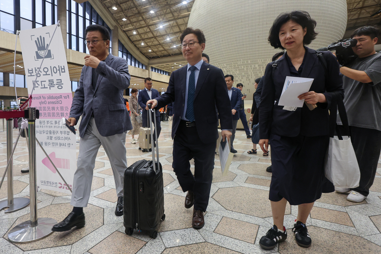 Opposition lawmakers depart to Japan for a three-day visit at Seoul's Gimpo International Airport on Monday, to protest Japan's plan to release wastewater from the crippled Fukushima nuclear plant. (Yonhap)