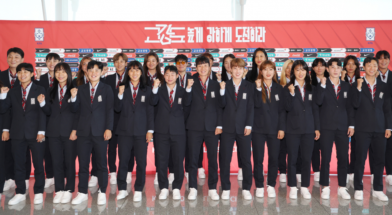 Members of the South Korean women's national football team pose for photos at Incheon International Airport on July 10 before departing for Australia for the FIFA Women's World Cup. (Yonhap)