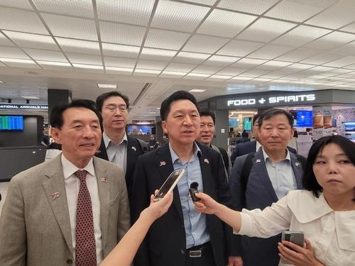 Rep. Kim Gi-hyeon (third from left), head of the ruling People Power Party, speaks to reporters after arriving in Washington on Monday. (Yonhap)