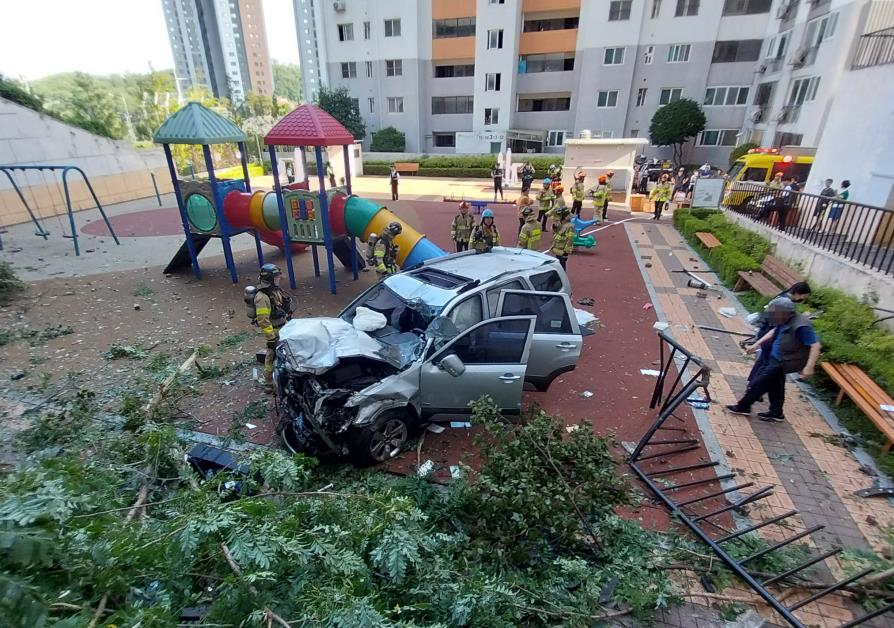 An SUV vehicle plunged into a below-ground playground at 4:52 p.m. in Seo-gu, Incheon, Monday. (Yonhap)