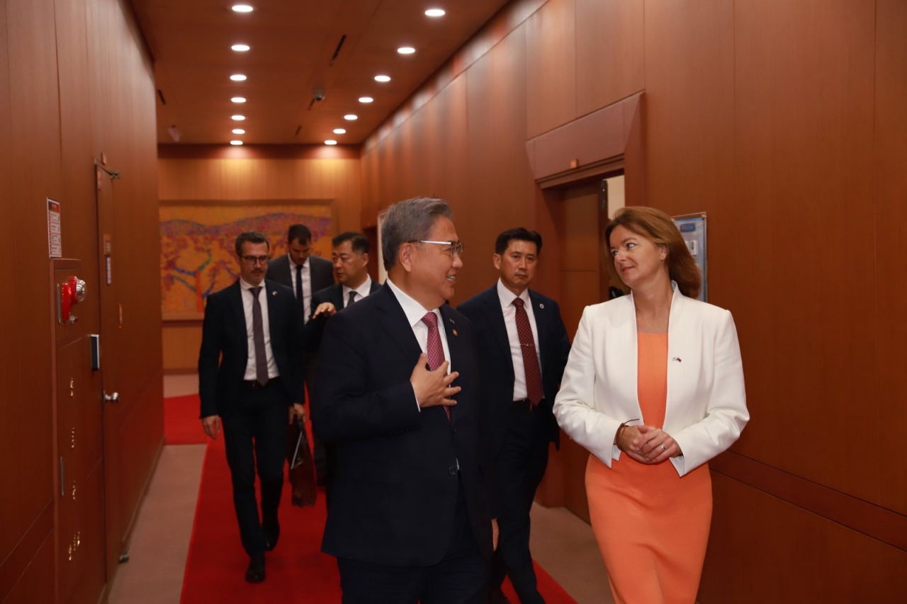 سلووینیا کی نائب وزیر اعظم تنجا فاجون (دائیں) سیئول کے دورے کے دوران جنوبی کوریا کی وزیر خارجہ پارک جن کے ساتھ بات چیت کر رہی ہیں۔  (وزارت خارجہ اور یورپی امور، سلووینیا)