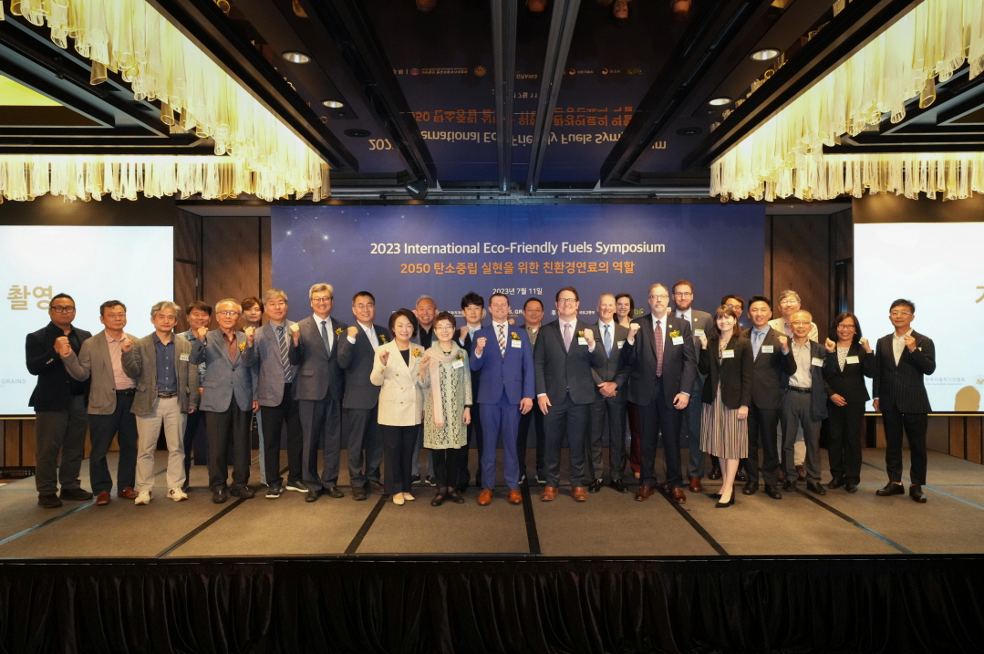 Participants of the 2023 International Green Fuels Symposium pose for a photo at the Four Seasons Hotel Seoul in Jongno-gu, Seoul, on Tuesday. (Korea Automobile Journalists Association)
