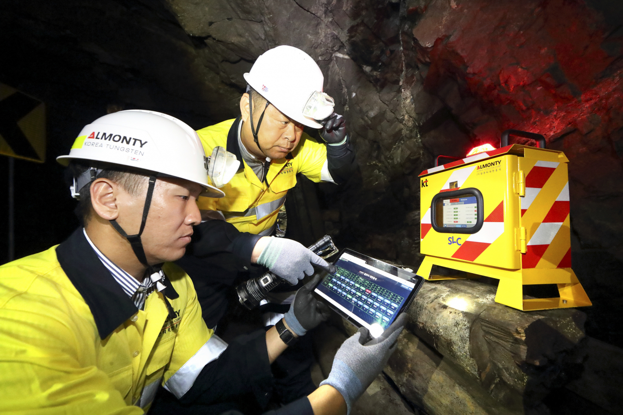 Mine workers check the internal environment of Sangdong Mine using a toxic gas detector powered by KT’s "Mine Safety DX" at Sangdong Mine in Yeongwol-gun, Gangwon Province. (KT Corp.)