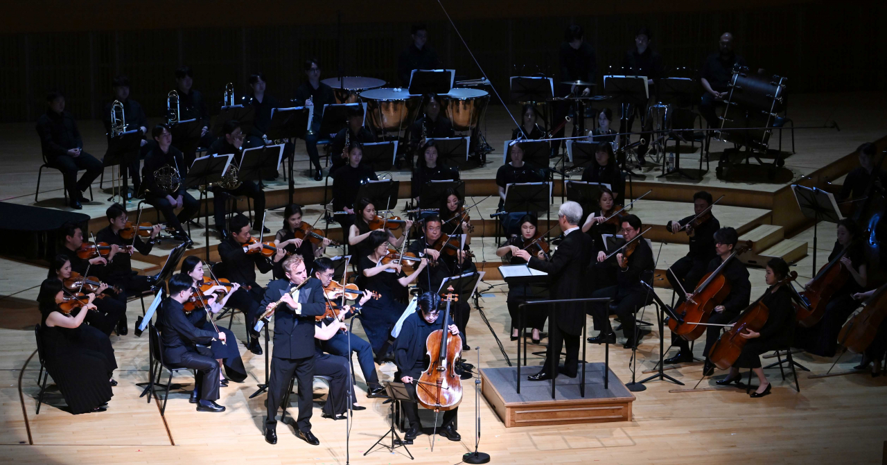 Pianist Kim Dae-jin conducts the Korea Chamber Orchestra, cellist Shim Joon-ho and flutist Andrea Griminelli during the Opening Gala Peace Concert of the 2023 Gonjiam Music Festival on Monday at Lotte Concert Hall in Jamsil, Seoul. (Lee Sang-sub/The Korea Herald)