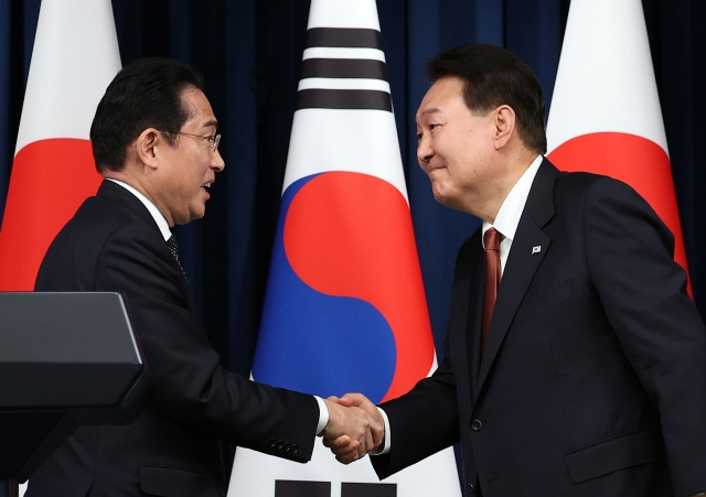 President Yoon Suk Yeol and Japanese Prime Minister Fumio Kishida, who visites Korea for a summit, shake hands after a joint press conference held at the presidential office in Yongsan, Seoul on May 7. (Yonhap)