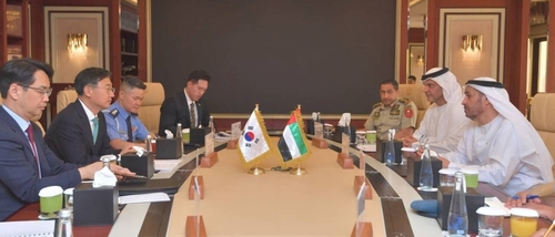 Vice Defense Minister Shin Beom-chul (second from left) holds talks with his UAE counterpart, Mattar Salem Ali Al Dhaheri (right), in Abu Dhabi on Tuesday. (Seoul's defense ministry)