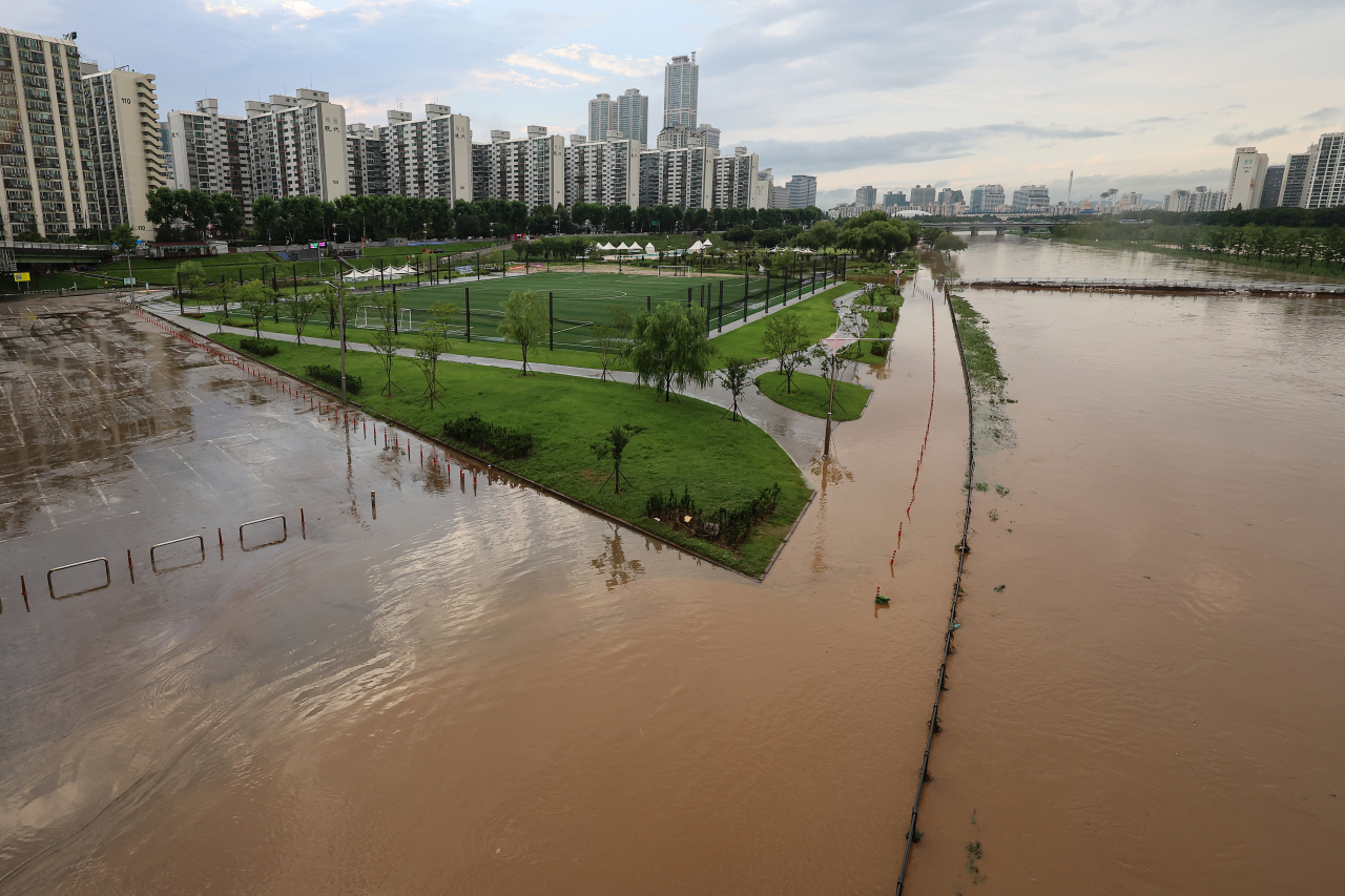 A stream in eastern Seoul is flooded due to heavy rains on Tuesday. (Yonhap)