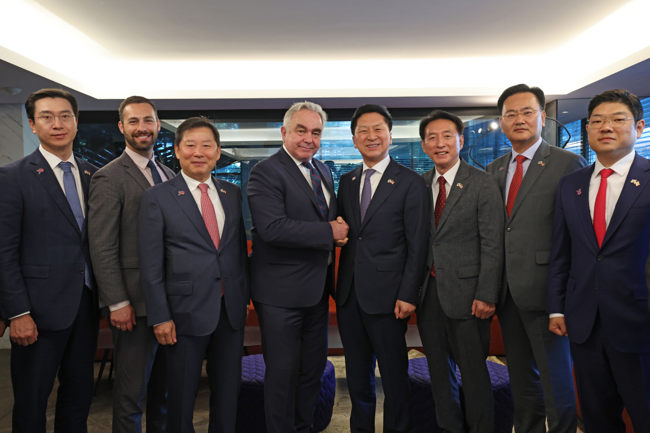 The ruling People Power Party's leader, Rep. Kim Gi-hyeon (4th from right), poses for a photo after a meeting with White House Indo-Pacific Coordinator Kurt Campbell (4th from left) in Washington on Wednesday. (Yonhap)