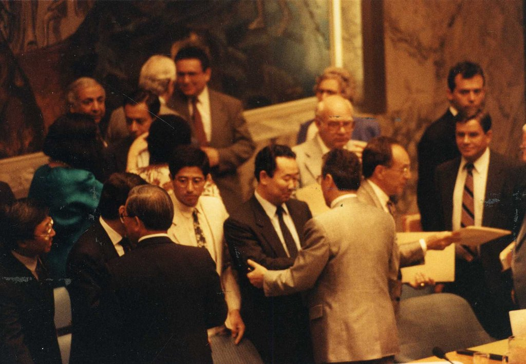 South Korean Ambassador to the UN Roe Chang-hee and North Korean Ambassador to the UN Pak Kil-yon greet each other at the 46th session of the UN General Assembly in New York on Sept. 17, 1991. (Korea Heerald file)