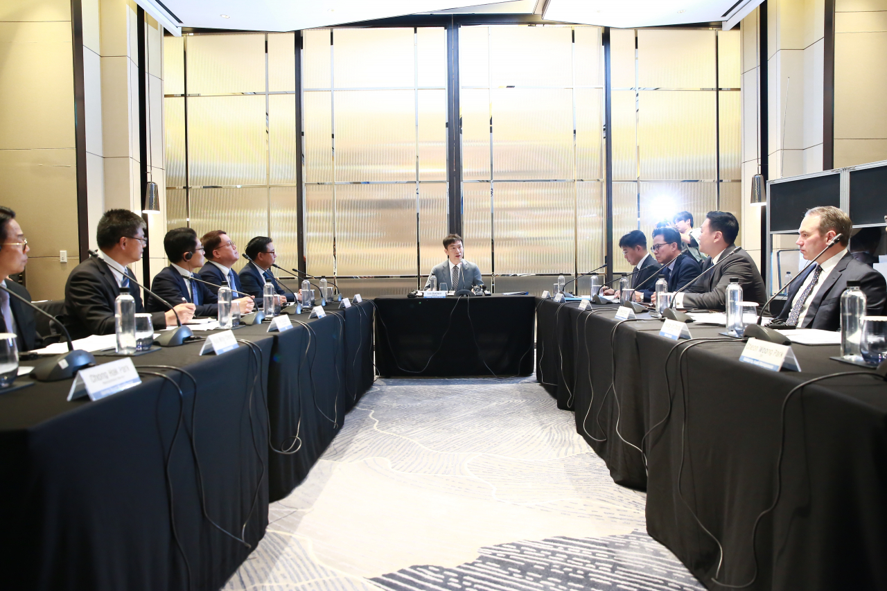 Lee Bok-hyun (center), governor of the Financial Supervisory Service, speaks during a meeting with the CEOs of 11 foreign financial companies at a hotel in Seoul on Wednesday. (FSS)
