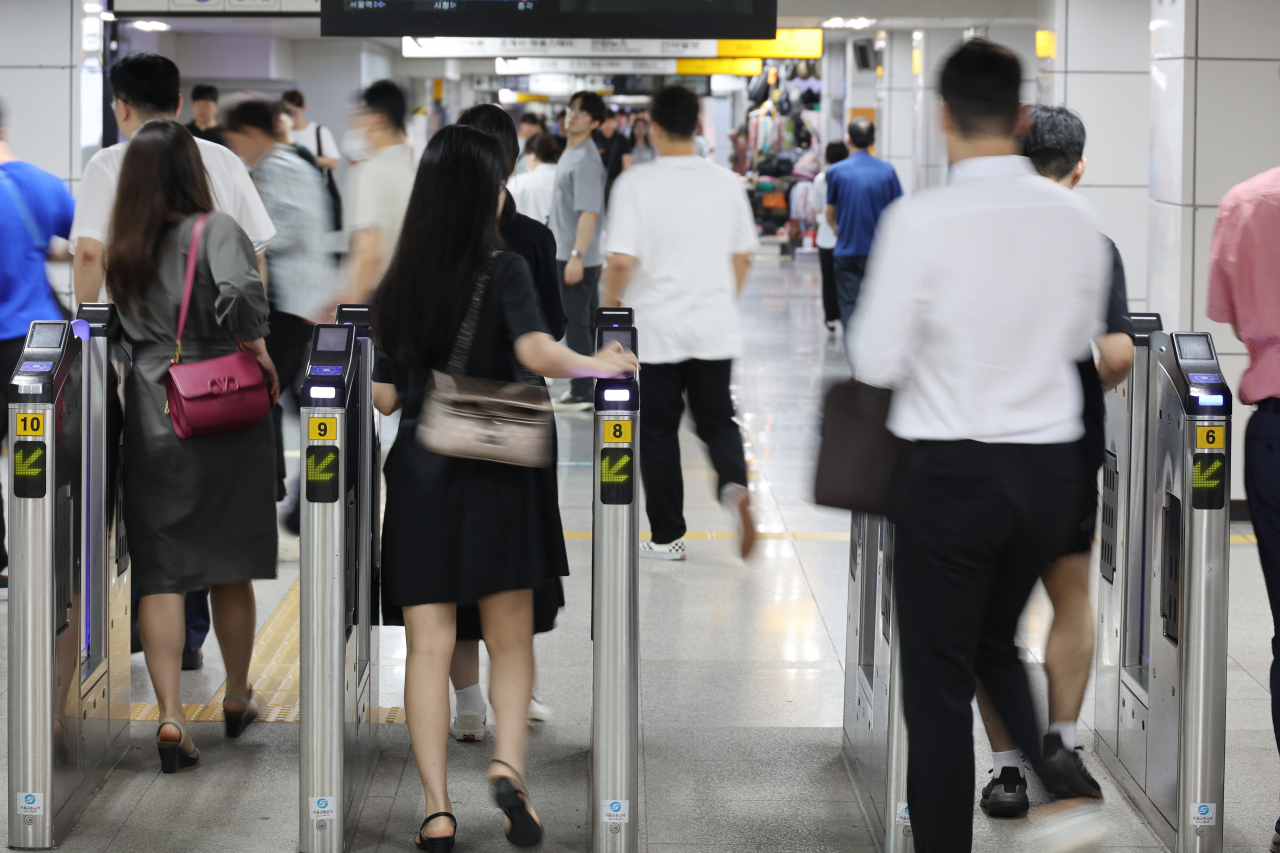 This photo shows the entrance gate of Jonggak Station on Wednesday morning (Yonhap)