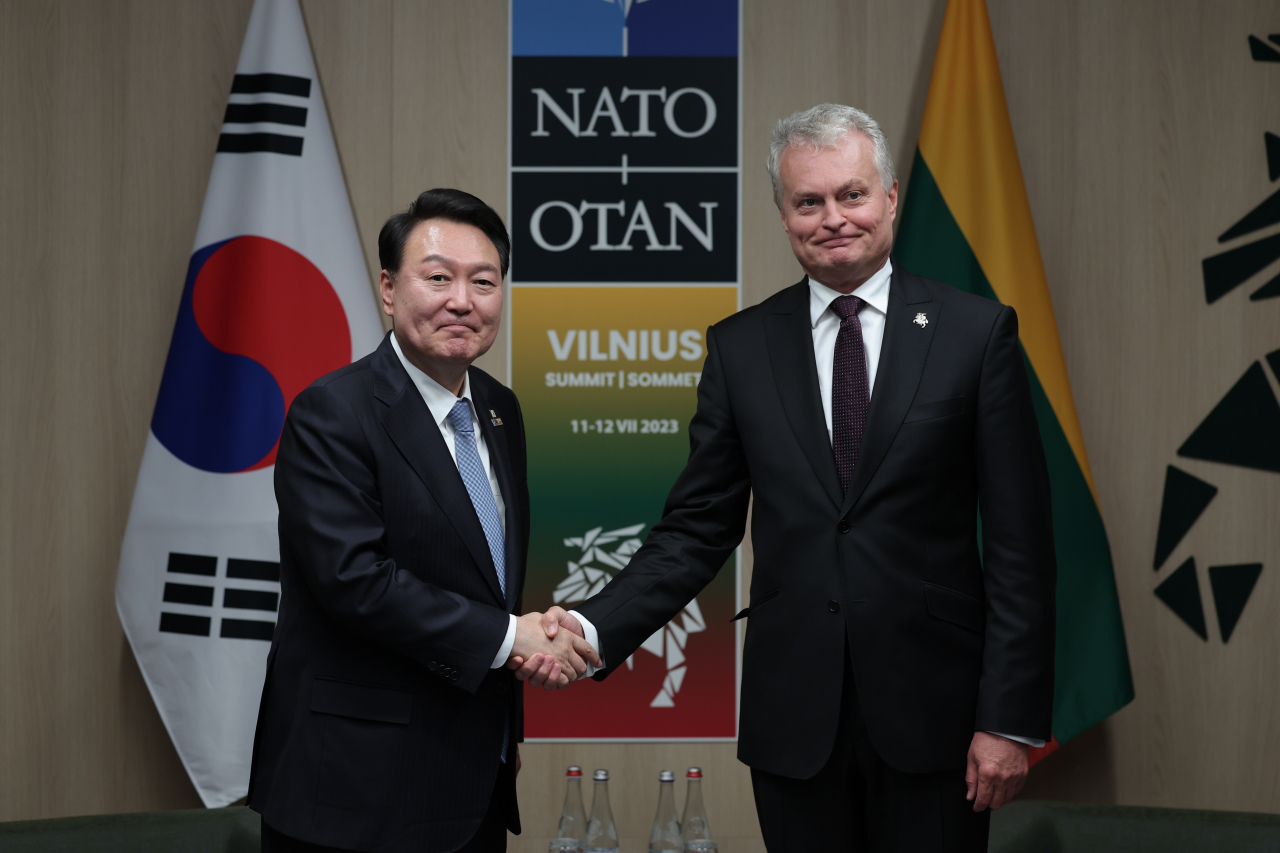 South Korean President Yoon Suk Yeol (left) with Lithuanian President Gitanas Nauseda during their talks in Vilnius, Lithuania, on Wednesday (Yonhap)