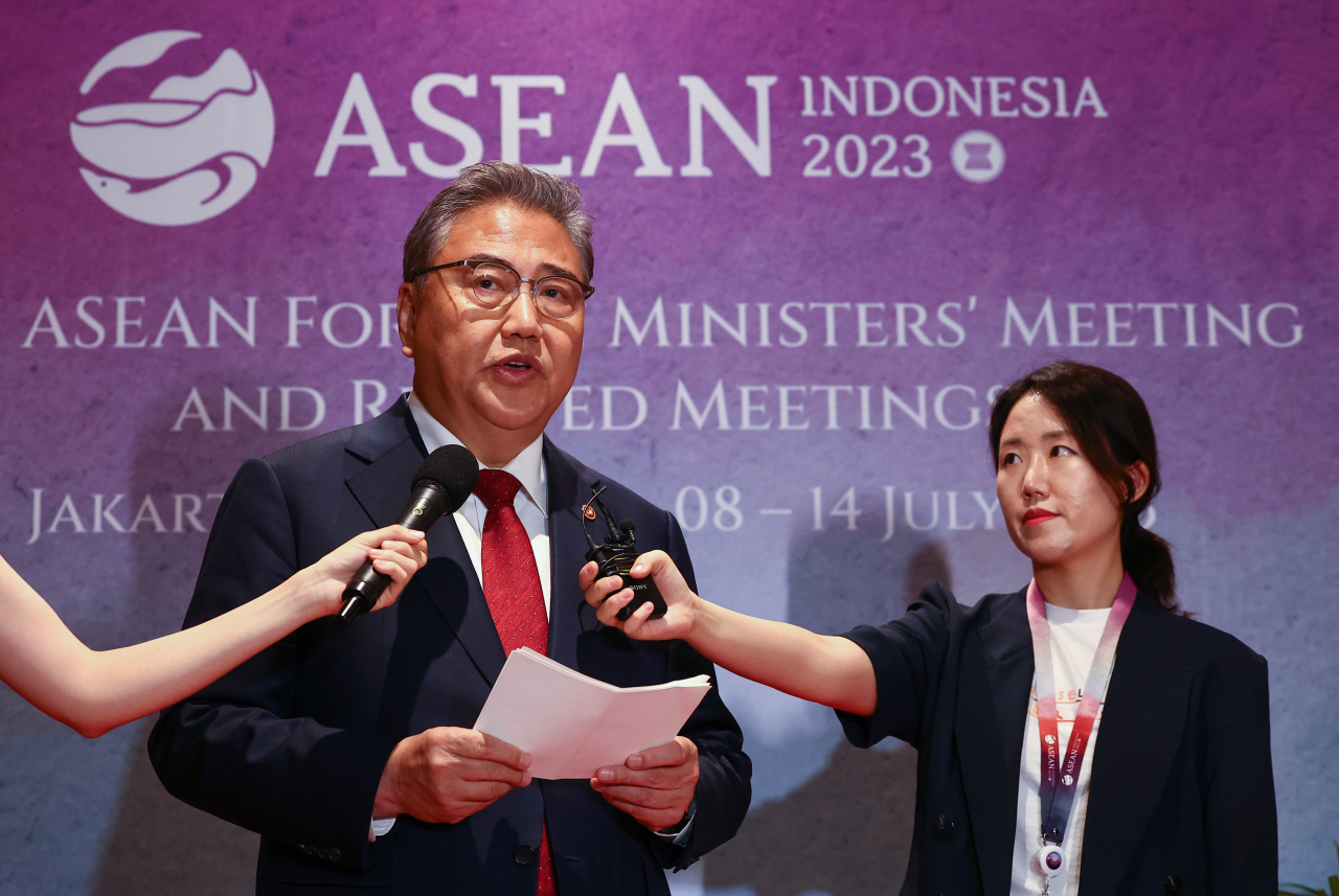 South Korean Foreign Minister Park Jin speaks with reporters in Jakarta on Wednesday. (Yonhap)
