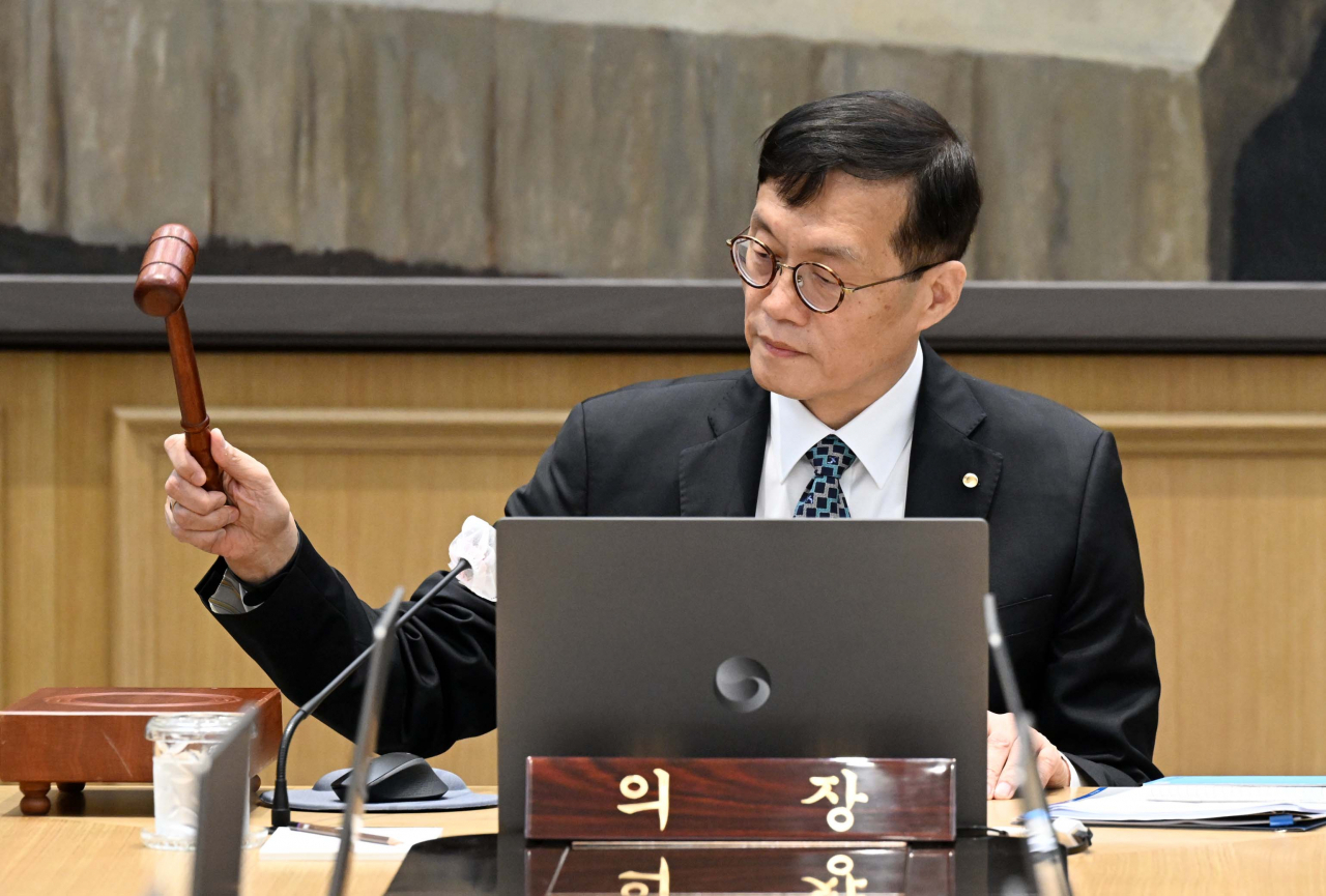 BOK Governor Rhee Chang-yong bangs the gavel to open a Monetary Policy Committee meeting at the bank's headquarters in central Seoul, Thursday. (Joint Press Corps)
