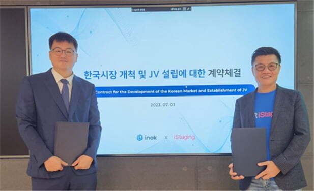 I&OK's CEO Song Min-jae (left) and iStaging CEO Johnny Lee pose for a picture after a signing event for a joint venture in Seoul, July 3. (I&OK)