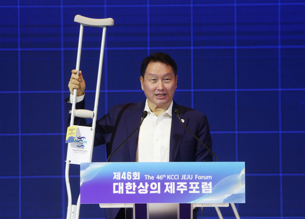 SK Group Chairman Chey Tae-won, who doubles as chairman of the Korea Chamber of Commerce and Industry, speaks during the 45th Jeju Forum held at Jeju Haevichi Hotel Resort, Seogwipo, on Wednesday. (KCCI)