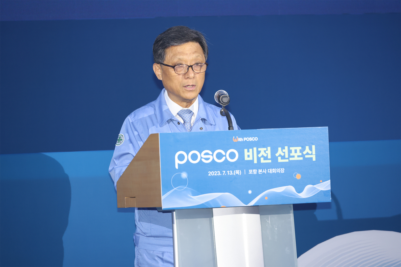 Posco Vice Chairman Kim Hag-dong speaks during a ceremony held at the steel giant's headquarters to announce its new vision, Thursday. (Posco)