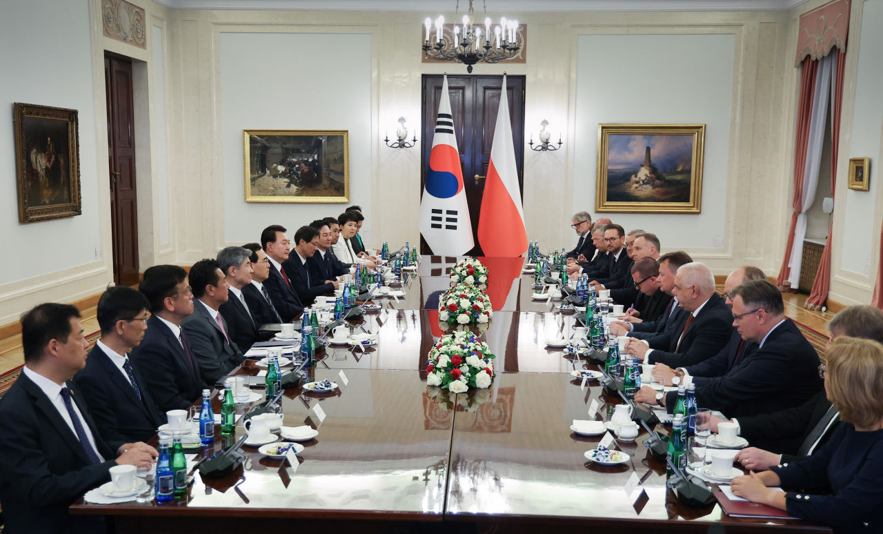 President Yoon Suk Yeol, who is on an official visit to Poland, holds an expanded meeting between Korea and Poland with Polish President Andrzej Duda at the presidential palace in Warsaw on Thursday. (Yonhap)