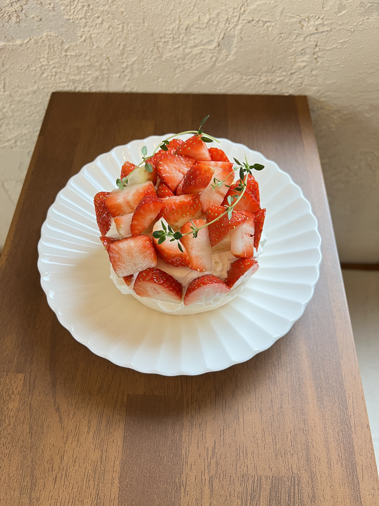 Strawberry pavlova (Euljiro Mundeok Coffee)