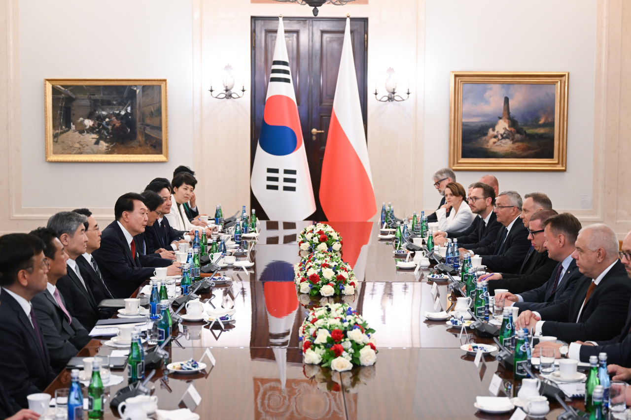 President Yoon Suk Yeol, who is on an official visit to Poland, has an expanded meeting with Polish President Andrzej Duda at the presidential palace in Warsaw on Thursday. (Yonhap)