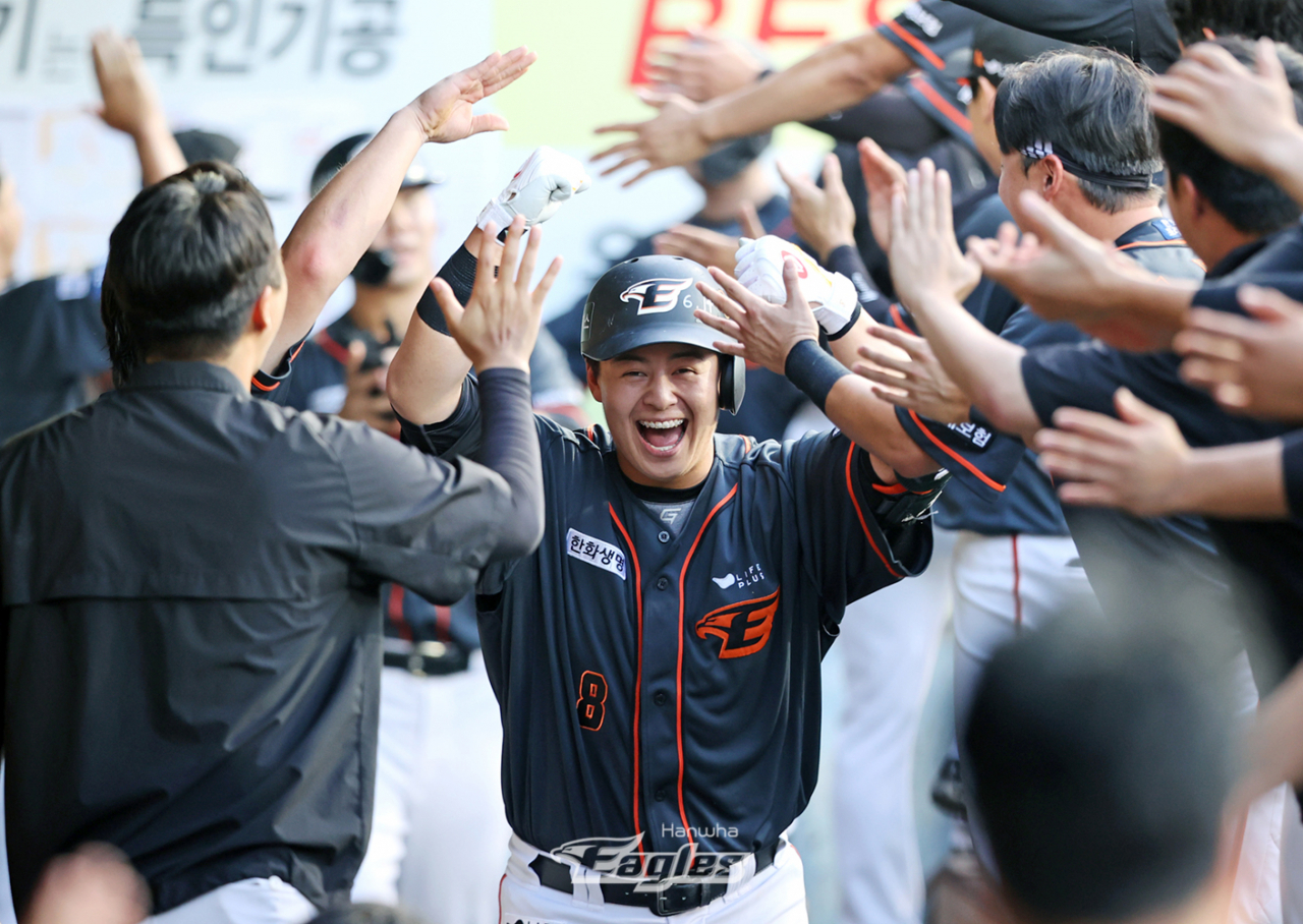 Roh Si-hwan of the Eagles is congratulated by teammates after homering against the Samsung Lions during a Korea Baseball Organization regular season game at Daegu Samsung Lions Park in Daegu, southeast of Seoul on July 1. (Hanwha Eagles)