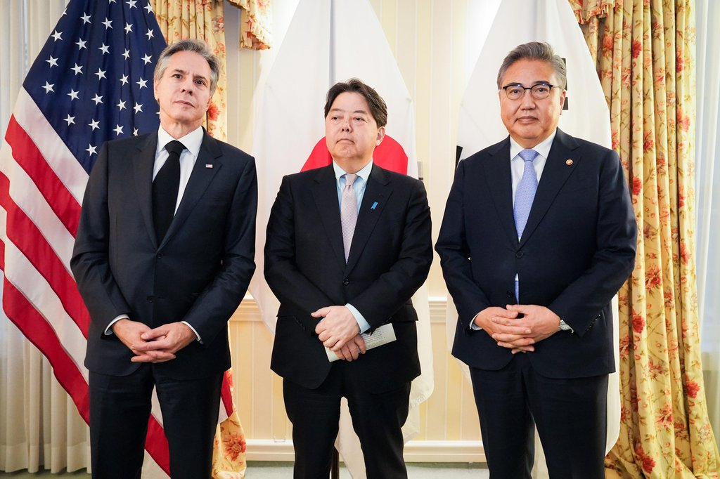 South Korean Foreign Minister Park Jin (right) with Antony Blinken (left) and Yoshimasa Hayashi in Munich on Feb. 18 (Yonhap)
