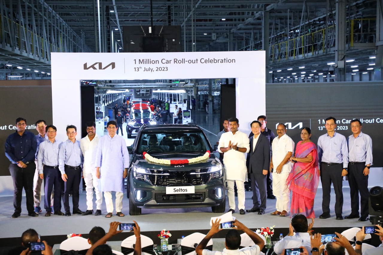 Managing director and CEO of Kia India, Park Tae-jin (sixth from right), Minister for Industries, Infrastructure, Investment and Commerce Gudivada Amarnath (seventh from right) and Minister of Finance and Planning Buggana Rajendranath Reddy (sixth from left) pose for a photo with other executives and officials to celebrate the rollout of the 1 millionth car at Kia India’s manufacturing plant in Anantapur, India, Thursday. (Hyundai Motor Group)