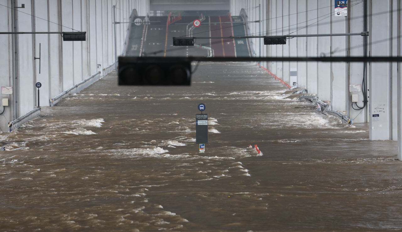 Jamsu Bridge in Seoul is closed Friday morning due to the Han River’s rising water level. (Yonhap)