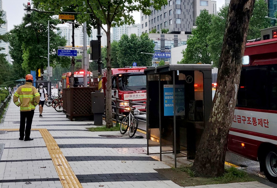 Firetrucks are in front of Daechi Station located in southern Seoul on Saturday. (Yonhap)