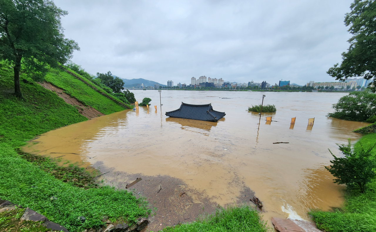 Manharu, a pavilion in Gongsanseong Fortress, Historic Site No. 12, is submerged by torrential rain in the central city of Gongju on Saturday in this photo provided by the city government.(Yonhap)