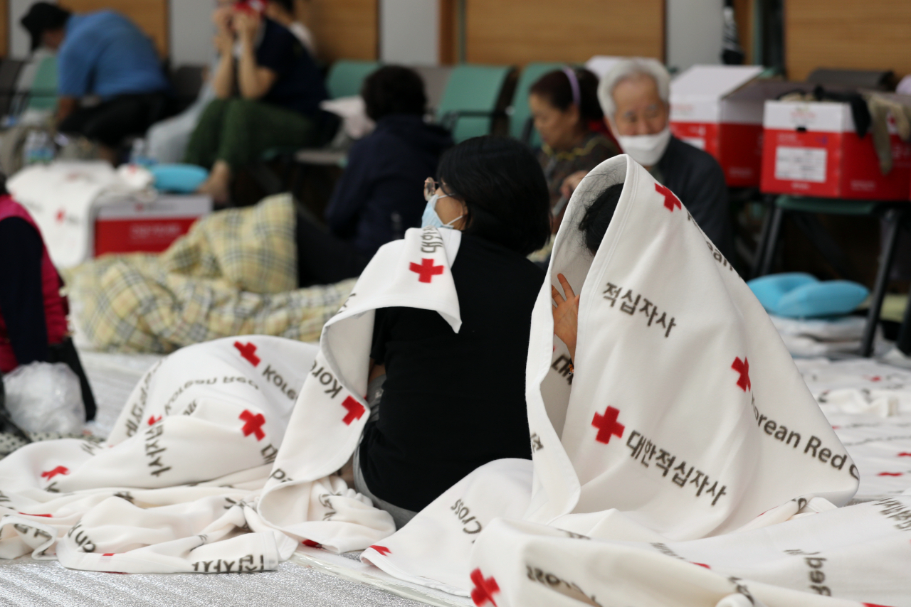Evacuees remain stranded in a makeshift evacuation center in Gongju, North Chungcheong Province. (Yonhap)