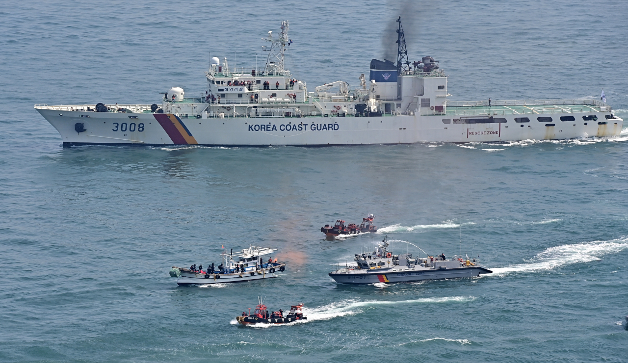 The Korea Coast Guard conducts a drill on the seas off northwestern Daecheong Island in Incheon, some 30 kilometers west of Seoul, in this file photo taken May 9, to crack down on illegal fishing by foreigners, mostly Chinese, in South Korean territorial waters. (Herald DB)