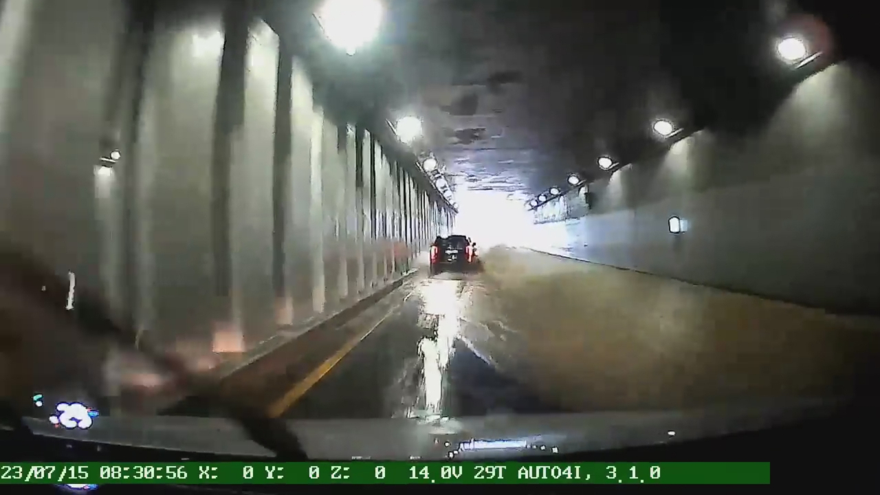 Cars pass through Gungpyeong 2 Underground Tunnel, as floodwaters begin to rise. (Photo courtesy of a reader)