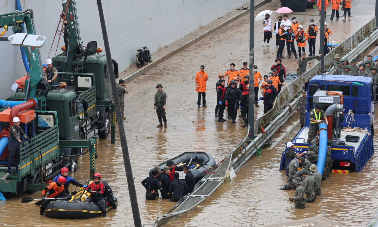 A rescue operation is underway on a submerged underpass in Osong-eup, Cheongju, North Chungcheong Province, Sunday. (Yonhap)