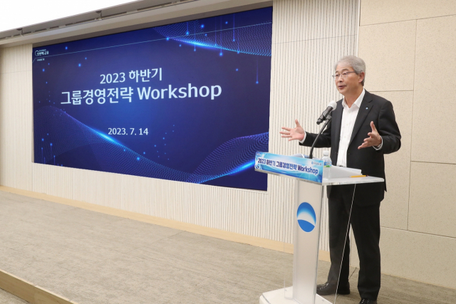 Woori Financial Group Chairman Yim Jong-yong speaks during a H2 strategy meeting held at the group’s headquarters in central Seoul, Friday. (Woori Financial Group)