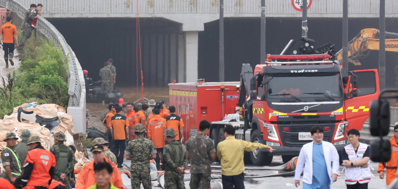 A search operation is under way on Sunday, in a flooded underground tunnel in the central town of Osong. (Yonhap)