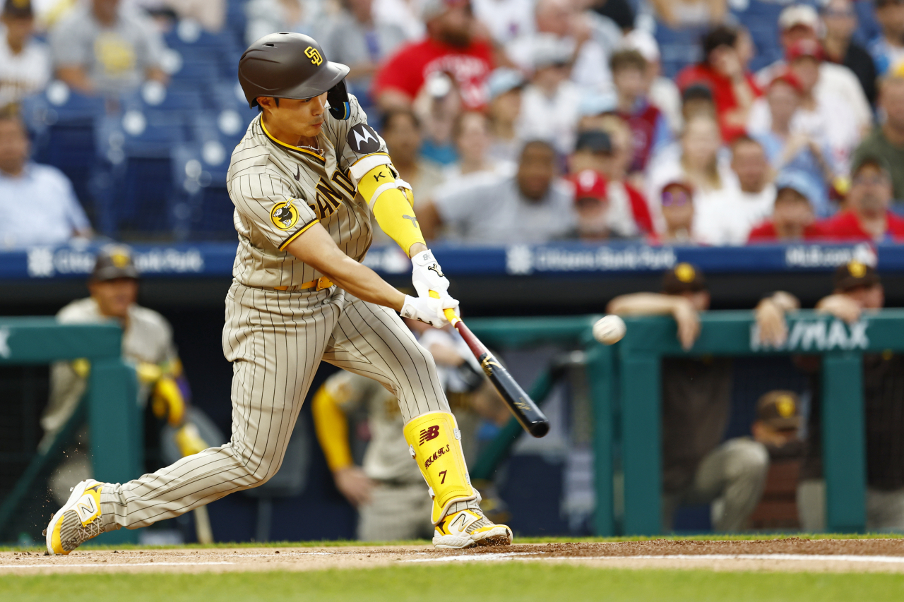 Kim Ha-seong of the San Diego Padres hits a leadoff home run against the Philadelphia Phillies during the top of the first inning of a Major League Baseball regular season game at Citizens Bank Park in Philadelphia on Sunday. (Getty Images)