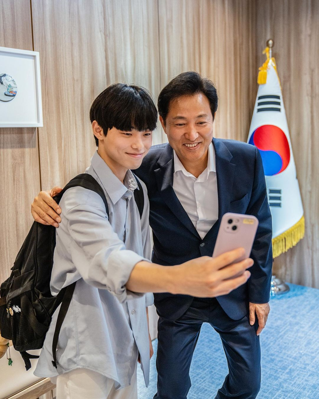 Seoul Mayor Oh Se-hoon poses with good Samaritan Kim for a photo at a meeting in Seoul City Hall on July 13. (Oh Se-hoon's Instagram)