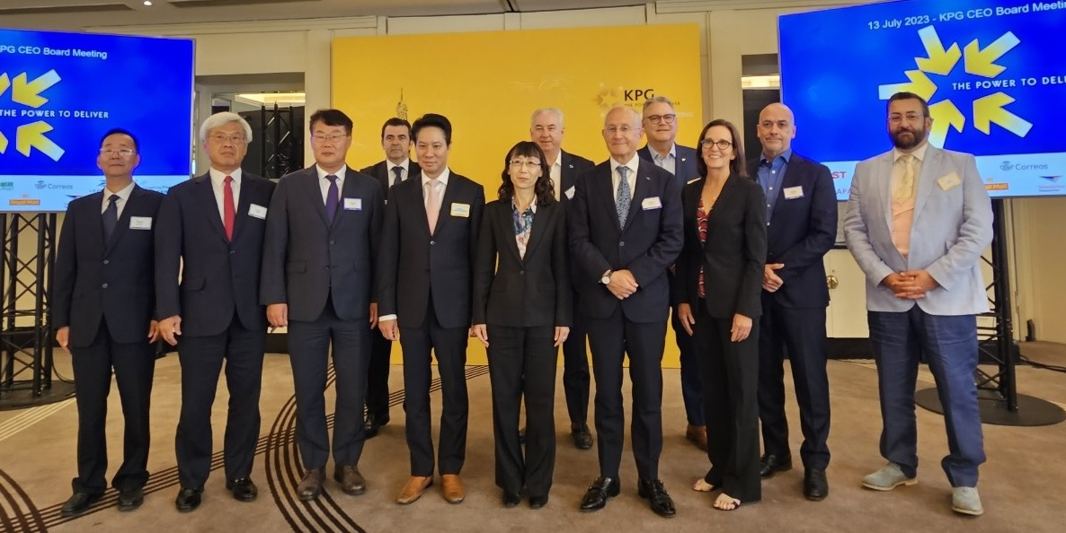 Korea Post's Director General Kim Hong-jae (third from left, front row) poses for a picture alongside CEOs of the Kahala Post Group after the KPG's 2023 annual meeting in Paris, France, on July 13. (Korea Post)