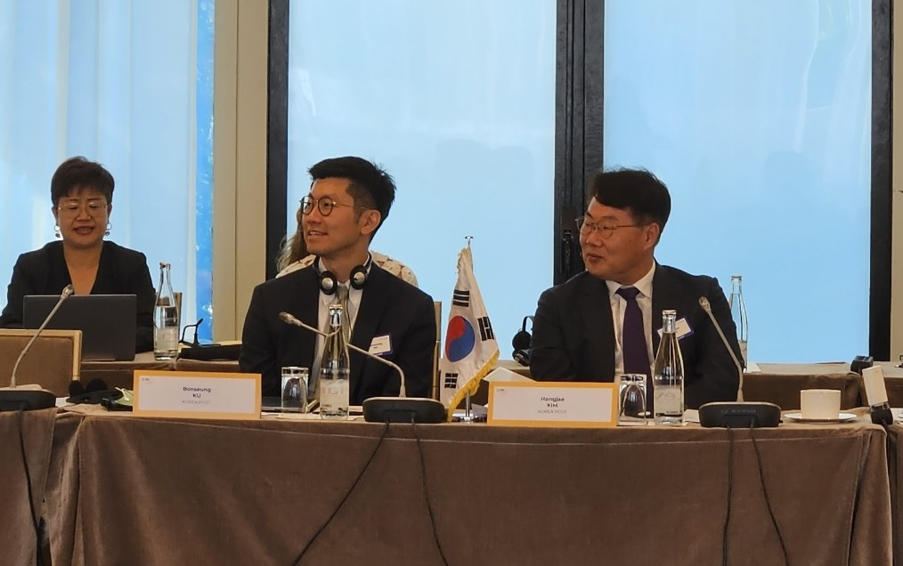 Korea Post's Director General Kim Hong-jae (right) is seen in this picture taken during the KPG's 2023 annual meeting held in Paris, France, on July 13. (Korea Post)