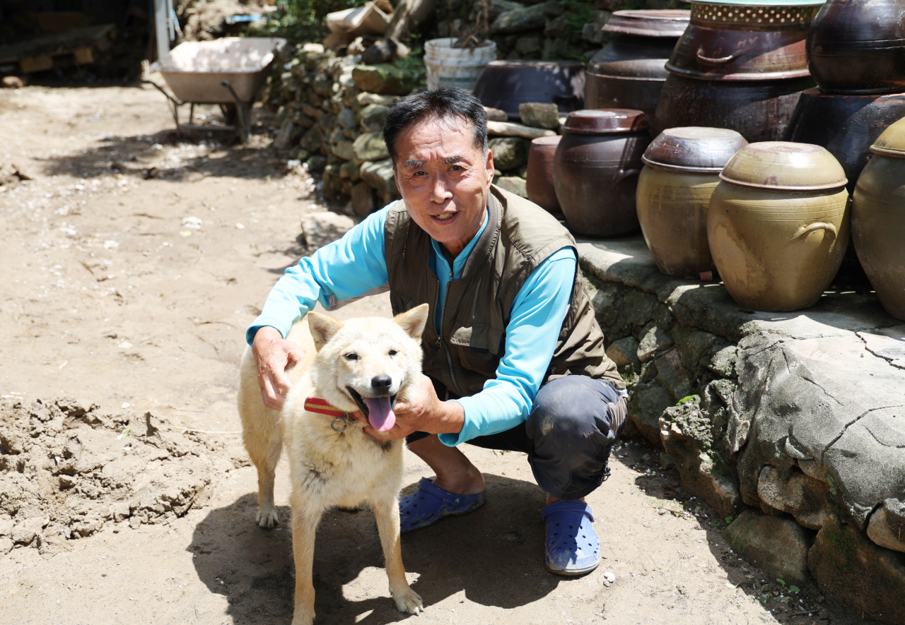 Kwon Ho-ryang, 73, poses for a photo with his dog Jinsoon in Yechon, North Gyeongsang Province on Monday (Yonhap)