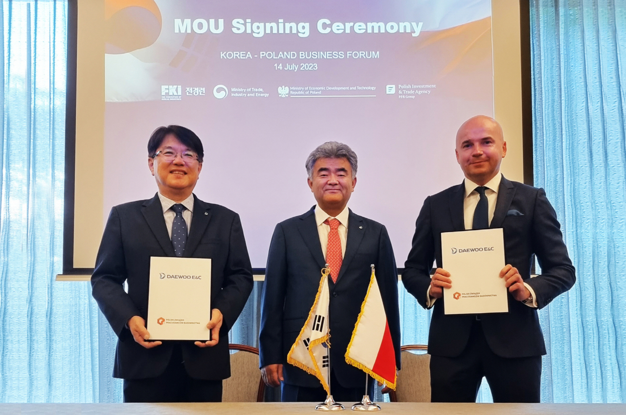 From left: Daewoo E&C’s overseas business chief Han Seung; Daewoo E&C Chairman Jung Won-ju; and Przemyslaw Janiszewski, a member of the Polish Association of Construction Employers pose for a photo after signing a memorandum of understanding in Warsaw, Poland, Friday. (Daewoo E&C)