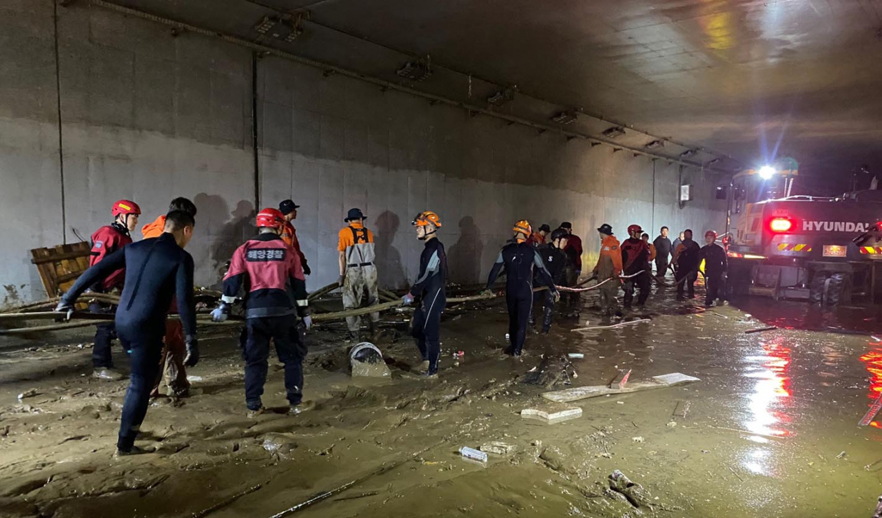 Officials of the Korea Coast Guard on Monday conduct a rescue operation inside the underpass in Cheongju, North Chungcheong Province, which flooded Saturday. (Yonhap)