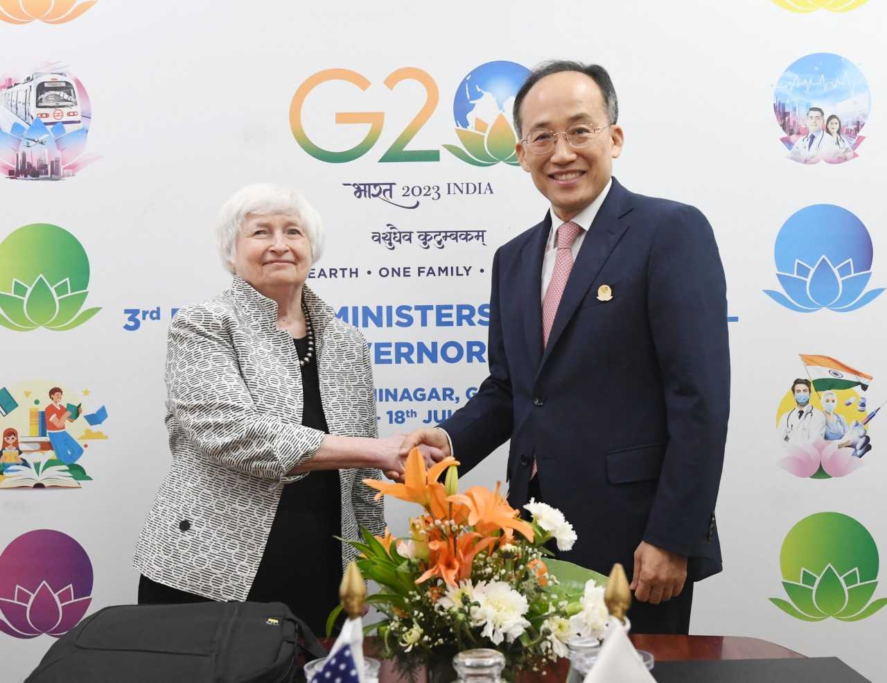 Finance Minister Choo Kyung-ho (right) shakes hands with US Treasury Secretary Janet Yellen before holding talks at the G-20 Finance Ministers and Central Bank Governors Meeting at the Mahatma Mandir Convention & Exhibition Center in Gandhinagar, India on Monday. (Finance Ministry)