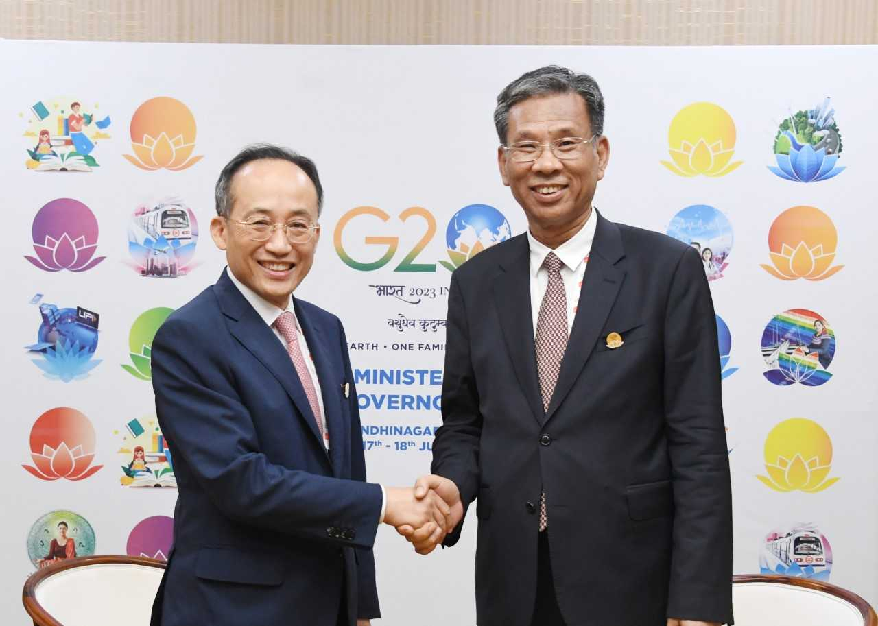 Finance Minister Choo Kyung-ho (left) shakes hands with Chinese Finance Minister Liu Kun before meeting at the G-20 Finance Ministers and Central Bank Governors Meeting held at the Mahatma Mandir Convention & Exhibition Center in Gandhinagar, India on Monday. (Finance Ministry)