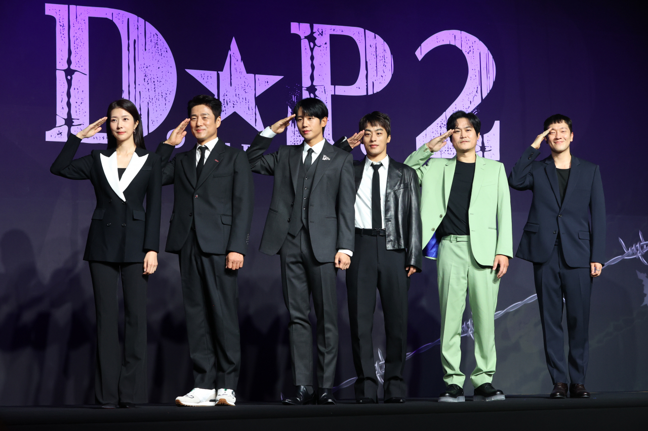 From left: Actors Kim Ji-hyun, Ji Jin-hee, Jung Hae-in, Koo Kyo-hwan, Kim Sung-kyun, Son Suk-ku pose for photos before a press conference at the Grand InterContinental Seoul Parnas on Tuesday. (Yonhap)