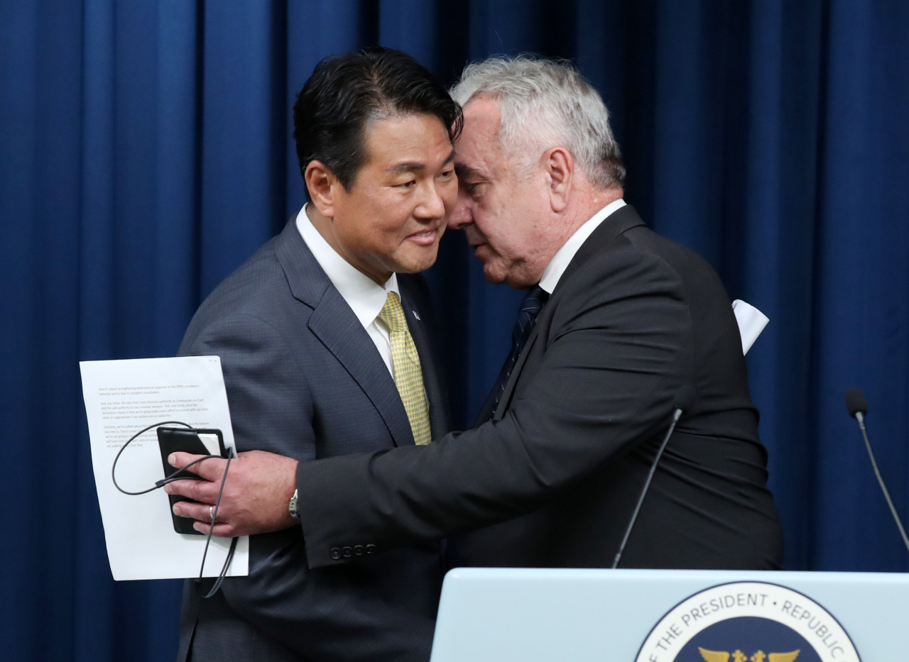 South Korea's Principal Deputy National Security Adviser Kim Tae-hyo (left) and White House Indo-Pacific coordinator Kurt Campbell hold a joint news conference on the outcomes of the inaugural session of the Nuclear Consultative Group between South Korea and the United States at the presidential office in Seoul on Tuesday. (Pool photo - Yonhap)